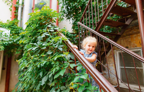 garten.treppe.maedchen