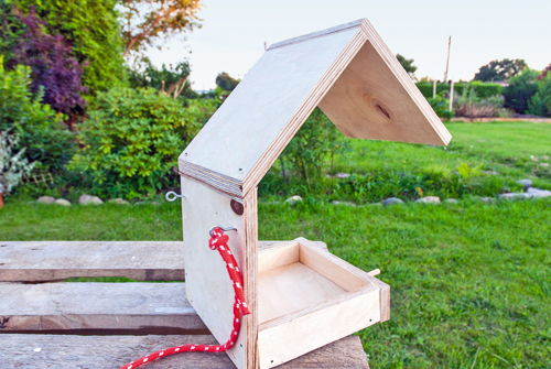 Vogelfutterhaus aufhängen