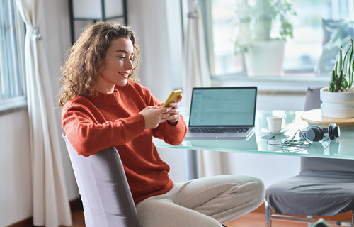 Smartphone und Laptop in Benutzung