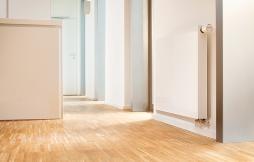 Flachheizkörper in einer Wohnung