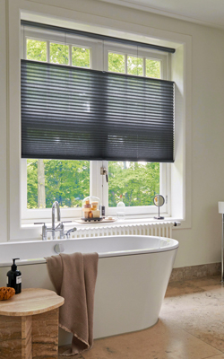 Plissee am Badezimmerfenster