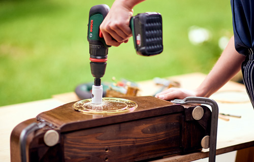 Schritt 1:  Uhrwerk ausbauen  und Einflugloch sägen