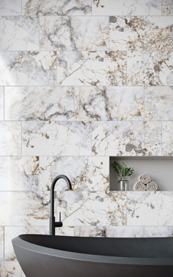 stark gemusterte Fliesen in Marmoroptik