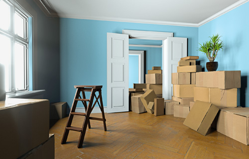 leergeräumte Wohnung voller Umzugskartons