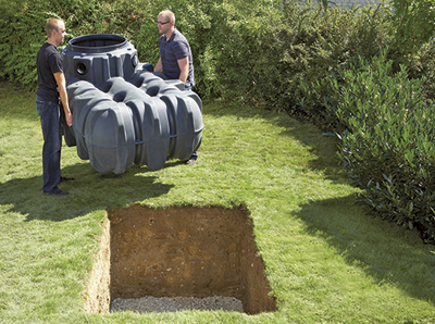 Einbau eines Kunststoff-Regen­was­sertanks